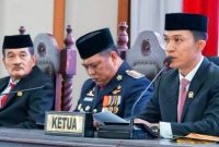 Ketua DPRD Konut, Ikbar, SH., MH. (Kanan) saat memimpin rapat paripurna. (Foto. Istimewa) 