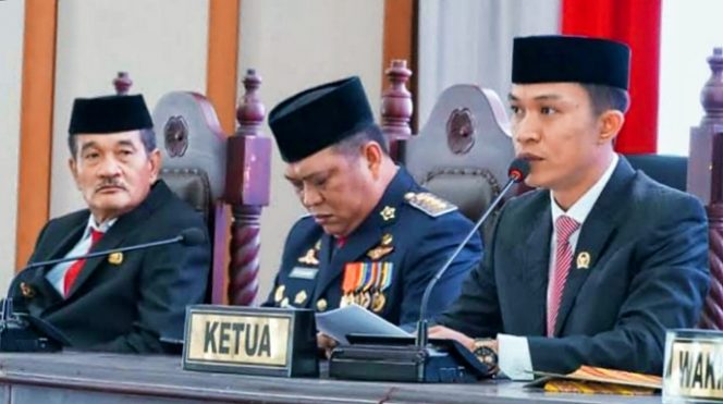 Ketua DPRD Konut, Ikbar, SH., MH. (Kanan) saat memimpin rapat paripurna. (Foto. Istimewa) 