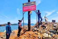 Pemasangan plan larangan oleh KUPP Kelas III Molawe di jetty ilegal Blok Mandiodo. (*Ist) 