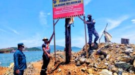Pemasangan plan larangan oleh KUPP Kelas III Molawe di jetty ilegal Blok Mandiodo. (*Ist) 