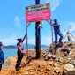 Pemasangan plan larangan oleh KUPP Kelas III Molawe di jetty ilegal Blok Mandiodo. (*Ist) 