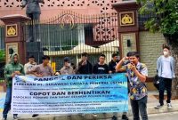 Massa Aksi tergabung dari Ampuh Sultra mendesak Bareskrim Polri untuk melakukan pemanggilan dan pemeriksaan terhadap pimpinan PT Sulawesi Cahaya Mineral serta mendesak copot kapolres konawe. Kamis (03/11/2022). (*Ist) 