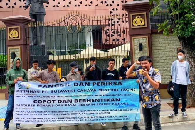 Massa Aksi tergabung dari Ampuh Sultra mendesak Bareskrim Polri untuk melakukan pemanggilan dan pemeriksaan terhadap pimpinan PT Sulawesi Cahaya Mineral serta mendesak copot kapolres konawe. Kamis (03/11/2022). (*Ist) 