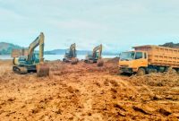 Sejumlah Dump Truck dan Alat berat Ekskavator milik PT Putra Jaya Perkasa diamankan pihak kepolisian di wilayah Morombo Pantai, Kecamatan Lasolo, Kabupaten Konawe Utara. (*Ist) 