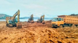 Sejumlah Dump Truck dan Alat berat Ekskavator milik PT Putra Jaya Perkasa diamankan pihak kepolisian di wilayah Morombo Pantai, Kecamatan Lasolo, Kabupaten Konawe Utara. (*Ist) 