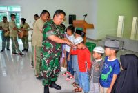 Danrrem 022/Pantai Timur menyalami anak yatim piatu pada acara jumat berkah di Aula Pantai Timur Makorem 022/PT, Jalan Asahan Km 3,5 Kecamatan Siantar Kabupaten Simalungun, Jumat (04/11/2022). (*Ist) 