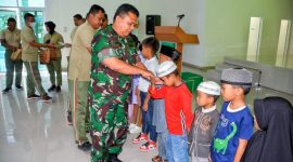 Danrrem 022/Pantai Timur menyalami anak yatim piatu pada acara jumat berkah di Aula Pantai Timur Makorem 022/PT, Jalan Asahan Km 3,5 Kecamatan Siantar Kabupaten Simalungun, Jumat (04/11/2022). (*Ist) 