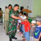 Danrrem 022/Pantai Timur menyalami anak yatim piatu pada acara jumat berkah di Aula Pantai Timur Makorem 022/PT, Jalan Asahan Km 3,5 Kecamatan Siantar Kabupaten Simalungun, Jumat (04/11/2022). (*Ist) 