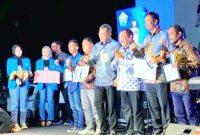 Ketua Kadin Sultra, Anton Timbang terima penghargaan KNPI Award digelar oleh KNPI Sultra di Lapangan Pasar Wajo, Kabupaten Buton, Sultra, Minggu (13/11/2022). (*Ist) 