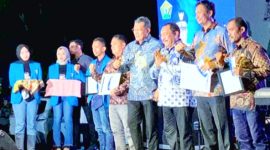 Ketua Kadin Sultra, Anton Timbang terima penghargaan KNPI Award digelar oleh KNPI Sultra di Lapangan Pasar Wajo, Kabupaten Buton, Sultra, Minggu (13/11/2022). (*Ist) 