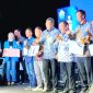 Ketua Kadin Sultra, Anton Timbang terima penghargaan KNPI Award digelar oleh KNPI Sultra di Lapangan Pasar Wajo, Kabupaten Buton, Sultra, Minggu (13/11/2022). (*Ist) 