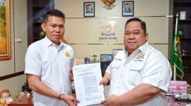 Ketua Kadin Sultra, Anton Timbang (Kanan) menyerahkan SK Ketua Kadin Bombana, Irda Siswanto (Kanan). (*Ist) 