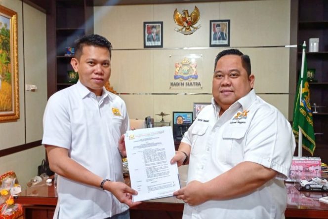 Ketua Kadin Sultra, Anton Timbang (Kanan) menyerahkan SK Ketua Kadin Bombana, Irda Siswanto (Kanan). (*Ist) 