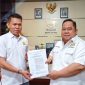Ketua Kadin Sultra, Anton Timbang (Kanan) menyerahkan SK Ketua Kadin Bombana, Irda Siswanto (Kanan). (*Ist) 