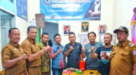 Sekcam Batang Kuis, Junaidi, S.E., M.Si didampingi Kepala Desa Bakaran Batu, Muslim Susanto serta Kepala Desa Sugiharjo Hariadi Putra berkunjung silaturahmi ke kantor redaksi Mediatribunsumut.com. (*Rizky/Kr) 