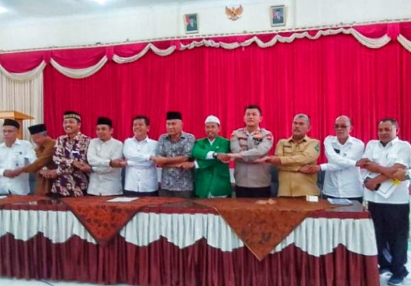 Konferensi Pers Bupati Simalungun bersama Zocson Silalahi didampingi Forkopimda menyampaikan permintaan maaf. (*Hadi/Kr) 