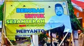 Satuan polisi pamong praja pemkab bombana membongkar paksa reklame. (*Foto: Istimewa) 