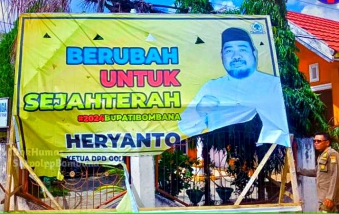 Satuan polisi pamong praja pemkab bombana membongkar paksa reklame. (*Foto: Istimewa) 