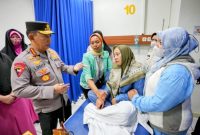 Jenderal Listyo Sigit Prabowo menjenguk korban bom bunuh diri di Rumah Sakit Immanuel. 