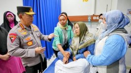 Jenderal Listyo Sigit Prabowo menjenguk korban bom bunuh diri di Rumah Sakit Immanuel. 