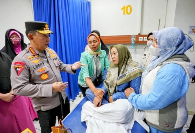 Jenderal Listyo Sigit Prabowo menjenguk korban bom bunuh diri di Rumah Sakit Immanuel. 