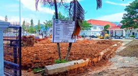 Nampak Alsintan mini ekskavator digunakan pada pekerjaan proyek di rumah jabatan Bupati Bombana. (*Ist) 