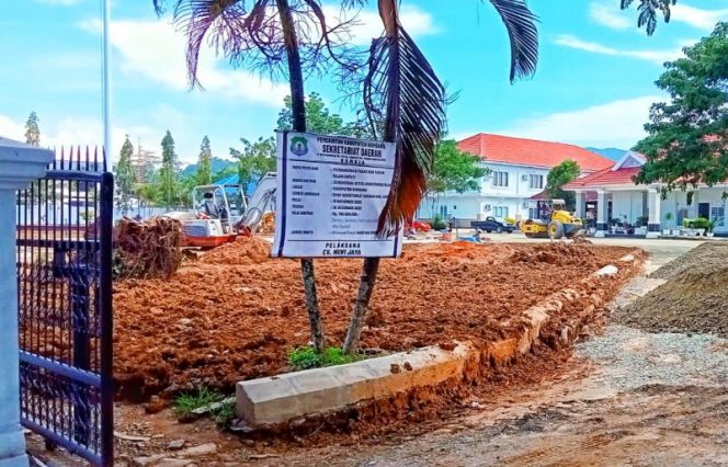 Nampak Alsintan mini ekskavator digunakan pada pekerjaan proyek di rumah jabatan Bupati Bombana. (*Ist) 