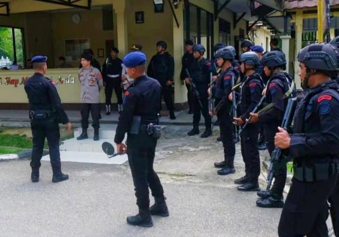 Personel brimob lakukan penjagaan intens di pintu masuk gerbang Mapolda Sultra. (*Ist/kr). 