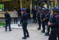 Personel brimob lakukan penjagaan intens di pintu masuk gerbang Mapolda Sultra. (*Ist/kr). 