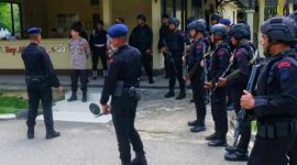 Personel brimob lakukan penjagaan intens di pintu masuk gerbang Mapolda Sultra. (*Ist/kr). 