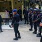 Personel brimob lakukan penjagaan intens di pintu masuk gerbang Mapolda Sultra. (*Ist/kr). 