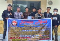 Massa aksi Front Pemuda dan Mahasiswa Konawe Utara berpose bersama usai menggelar aksi unjuk rasa di kantor Kejati Sultra. (*Ist). 