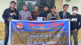 Massa aksi Front Pemuda dan Mahasiswa Konawe Utara berpose bersama usai menggelar aksi unjuk rasa di kantor Kejati Sultra. (*Ist). 