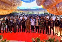 Foto bersama jajaran komisioner KPU Konut bersama Bupati Konut usia melantik 510 PPS Konut, di Halaman Kantor KPU Konut, Selasa (24/01/2023). (*Ist)