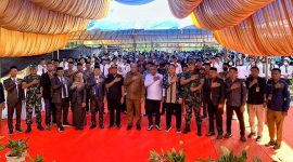 Foto bersama jajaran komisioner KPU Konut bersama Bupati Konut usia melantik 510 PPS Konut, di Halaman Kantor KPU Konut, Selasa (24/01/2023). (*Ist)