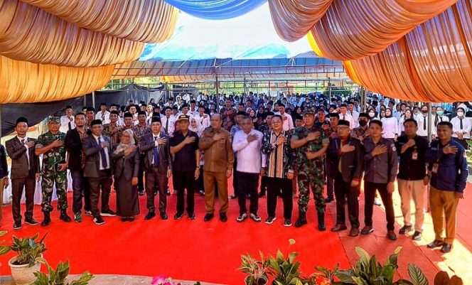 Foto bersama jajaran komisioner KPU Konut bersama Bupati Konut usia melantik 510 PPS Konut, di Halaman Kantor KPU Konut, Selasa (24/01/2023). (*Ist)