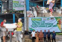 Melalui CV Sengkang Duta Comoditi mengirim 24 ton jagung pipil hasil pertanian ke Jawa Timur (Jatim), Selasa (21/02/2023). (*Ist) 