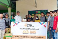 Andi Amar Ma’ruf yang memimpin Tim Bantuan Kemanusiaan AAS Community dan AAS Foundation menemui korban kebakaran di tempat penampungan Masjid Nurul Jihad. (*Ist) 