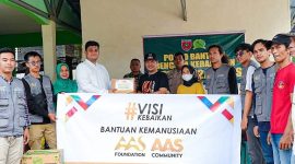 Andi Amar Ma’ruf yang memimpin Tim Bantuan Kemanusiaan AAS Community dan AAS Foundation menemui korban kebakaran di tempat penampungan Masjid Nurul Jihad. (*Ist) 