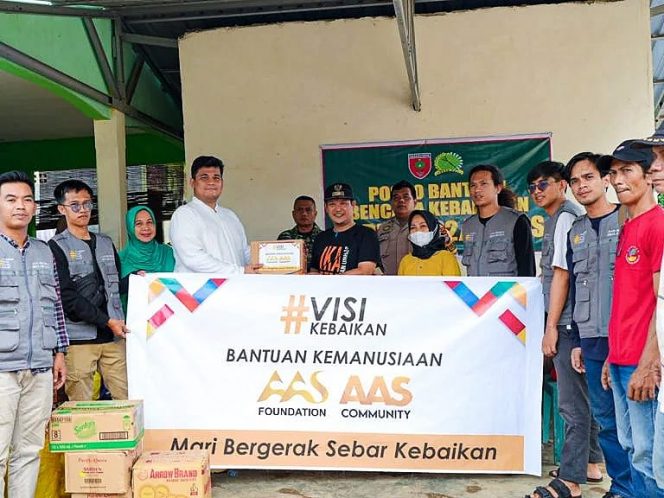 Andi Amar Ma’ruf yang memimpin Tim Bantuan Kemanusiaan AAS Community dan AAS Foundation menemui korban kebakaran di tempat penampungan Masjid Nurul Jihad. (*Ist) 