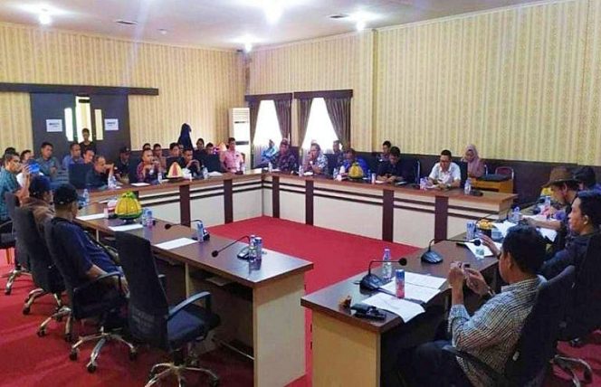 DPRD Konut menggelar rapat dengar pendapat (RDP) bersama DPD LAKI dan Masyarakat, soal batas tanah SHM Masyarakat di Desa Tobimeita. (*Ist) 