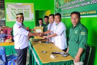 Abd Halim menyetorkan berkas pendaftaran Bacaleg di PBB Konut, Kelurahan Wanggudu, Kecamatan Asera, pada Senin (27/2/2023). (*Red) 