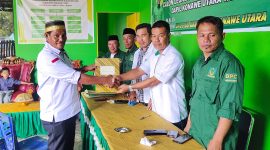 Abd Halim menyetorkan berkas pendaftaran Bacaleg di PBB Konut, Kelurahan Wanggudu, Kecamatan Asera, pada Senin (27/2/2023). (*Red) 