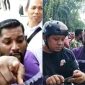 Seorang pria bernama Rakes menyebut dirinya anggota Organisasi Kepemudaan (OKP) AMPI itu juga sempat menendang wartawan, sebelum dimulainya rekonstruksi kasus penganiayaan melibatkan dua oknum anggota DPRD Medan. Senin, (27/2/2023). (*Ist) 