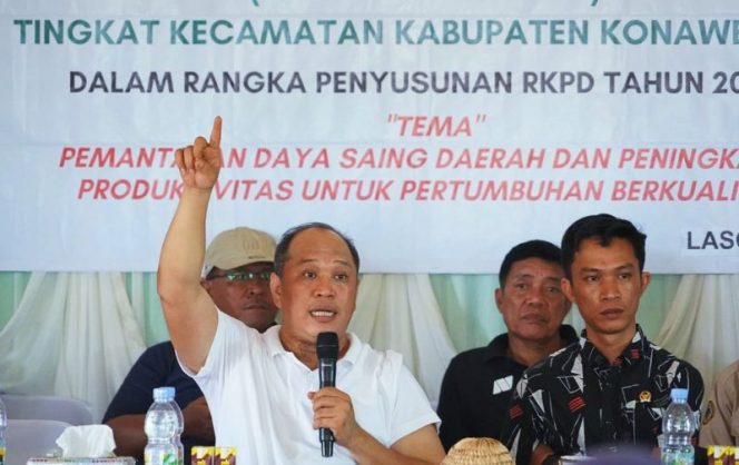 Bupati Konut, Dr. Ir. H. Ruksamin, S.T., M. Si., IPU., ASEAN. Eng, memaparkan program pembangunan kabupaten konawe utara, terealisasi maupun belum terlaksanakan. (*Ist) 