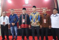 Muhammad Nuh (Batik hitam) salah satu bakal calon DPD RI yang dinyatakan lolos verifikasi faktual KPU. (*Ist) 