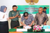 Ketua Komisi III DPRD Kabupaten Konawe Utara, Abdul Malik teken Kerja sama dengan Rumah Sakit Dr. R. Ismoyo Kendari, Dandenkes, Letnan Kolonel Mustabir Daming. Kamis (02/03/2023). (*Foto Istimewa) 