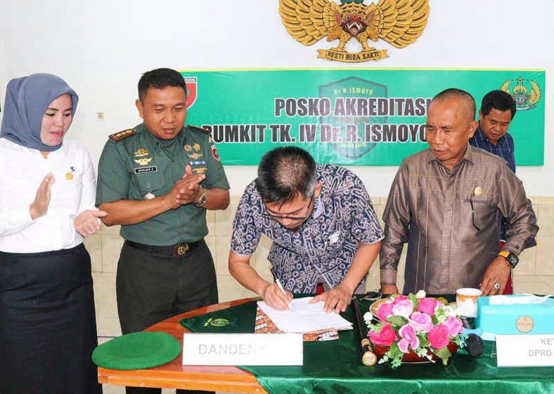 Ketua Komisi III DPRD Kabupaten Konawe Utara, Abdul Malik teken Kerja sama dengan Rumah Sakit Dr. R. Ismoyo Kendari, Dandenkes, Letnan Kolonel Mustabir Daming. Kamis (02/03/2023). (*Foto Istimewa) 