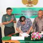 Ketua Komisi III DPRD Kabupaten Konawe Utara, Abdul Malik teken Kerja sama dengan Rumah Sakit Dr. R. Ismoyo Kendari, Dandenkes, Letnan Kolonel Mustabir Daming. Kamis (02/03/2023). (*Foto Istimewa) 