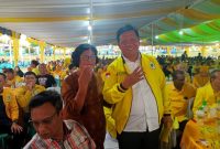 St. Drs. M. Chirismes Haloho, S.IP bersama isteri pada acara DPD Partai Golongan Karya Kabupaten Simalungun, Provinsi Sumatera Utara. (*Ist) 